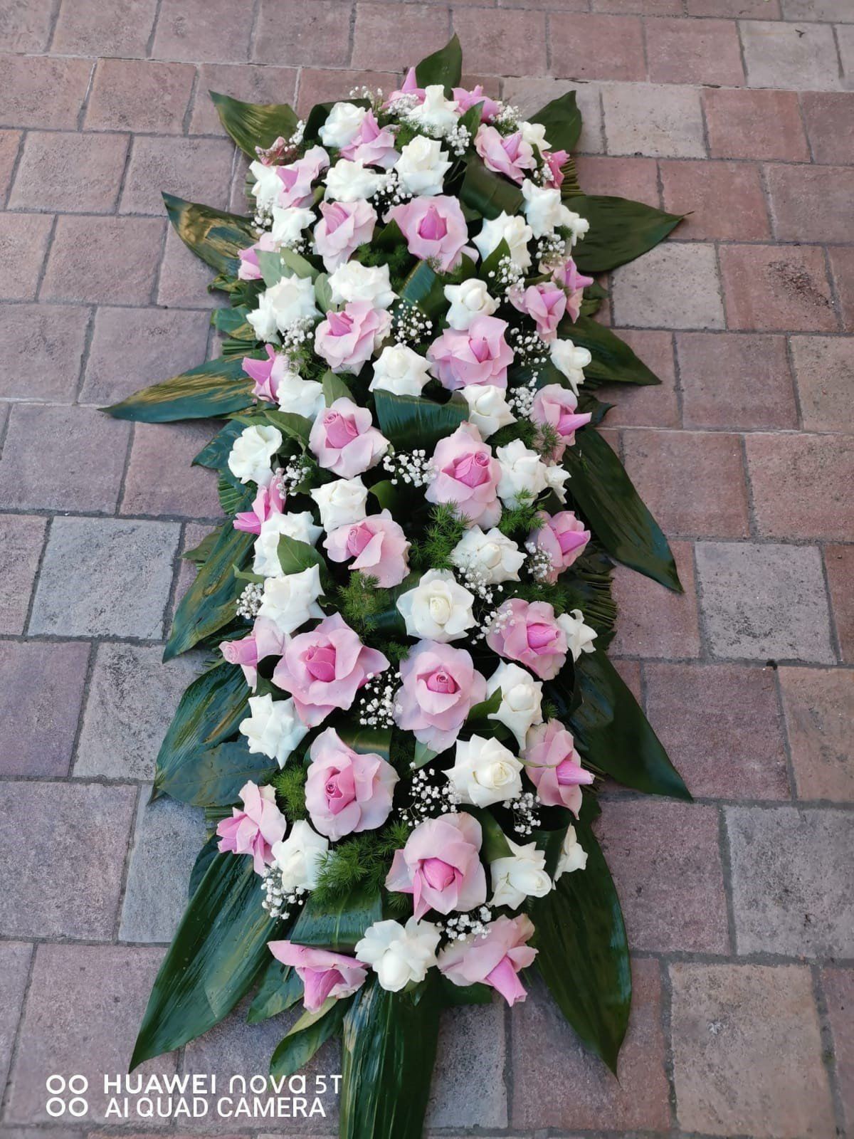 Composizione floreale di rose rosa