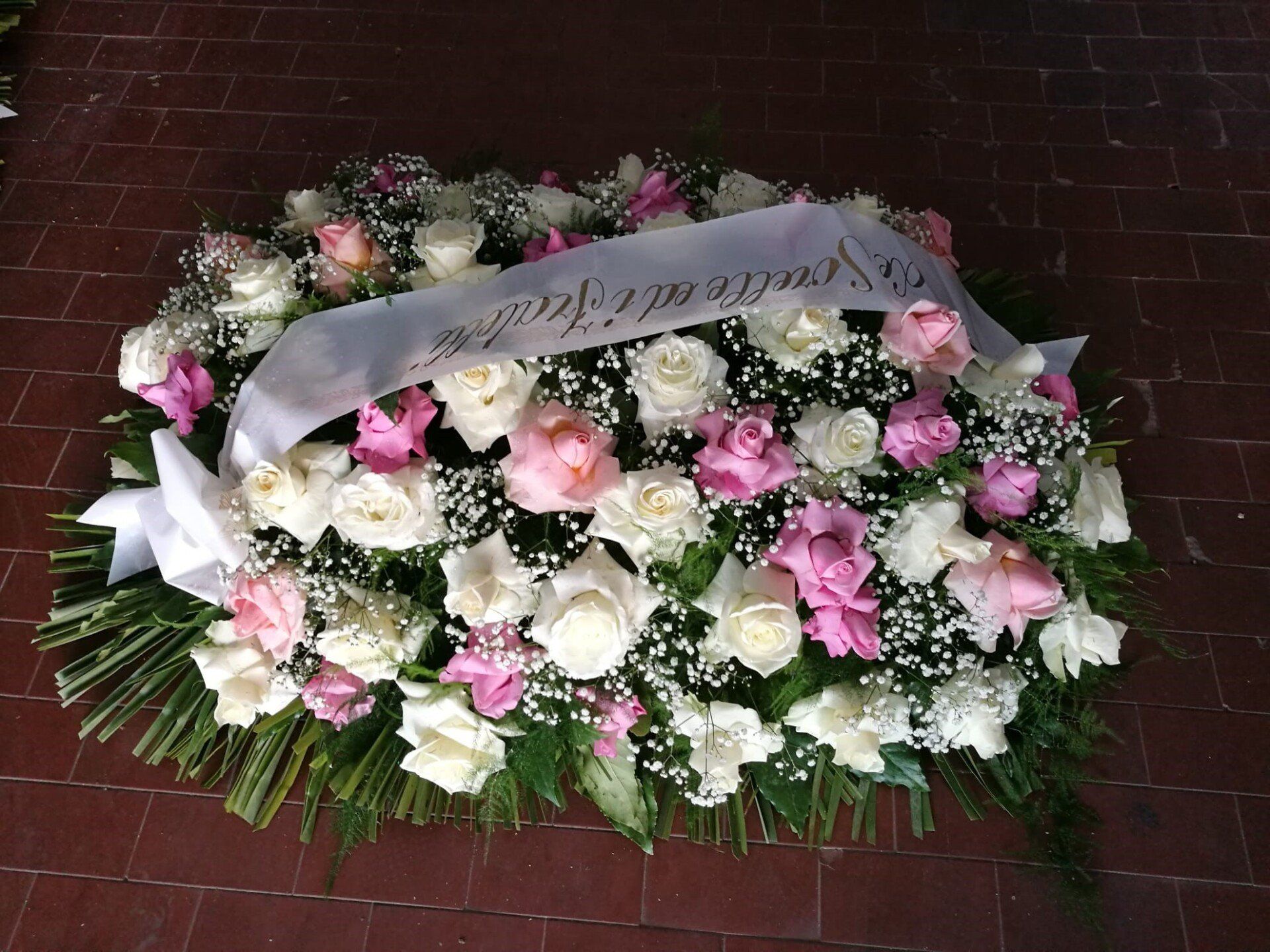 Corona di rose bianche e rosa