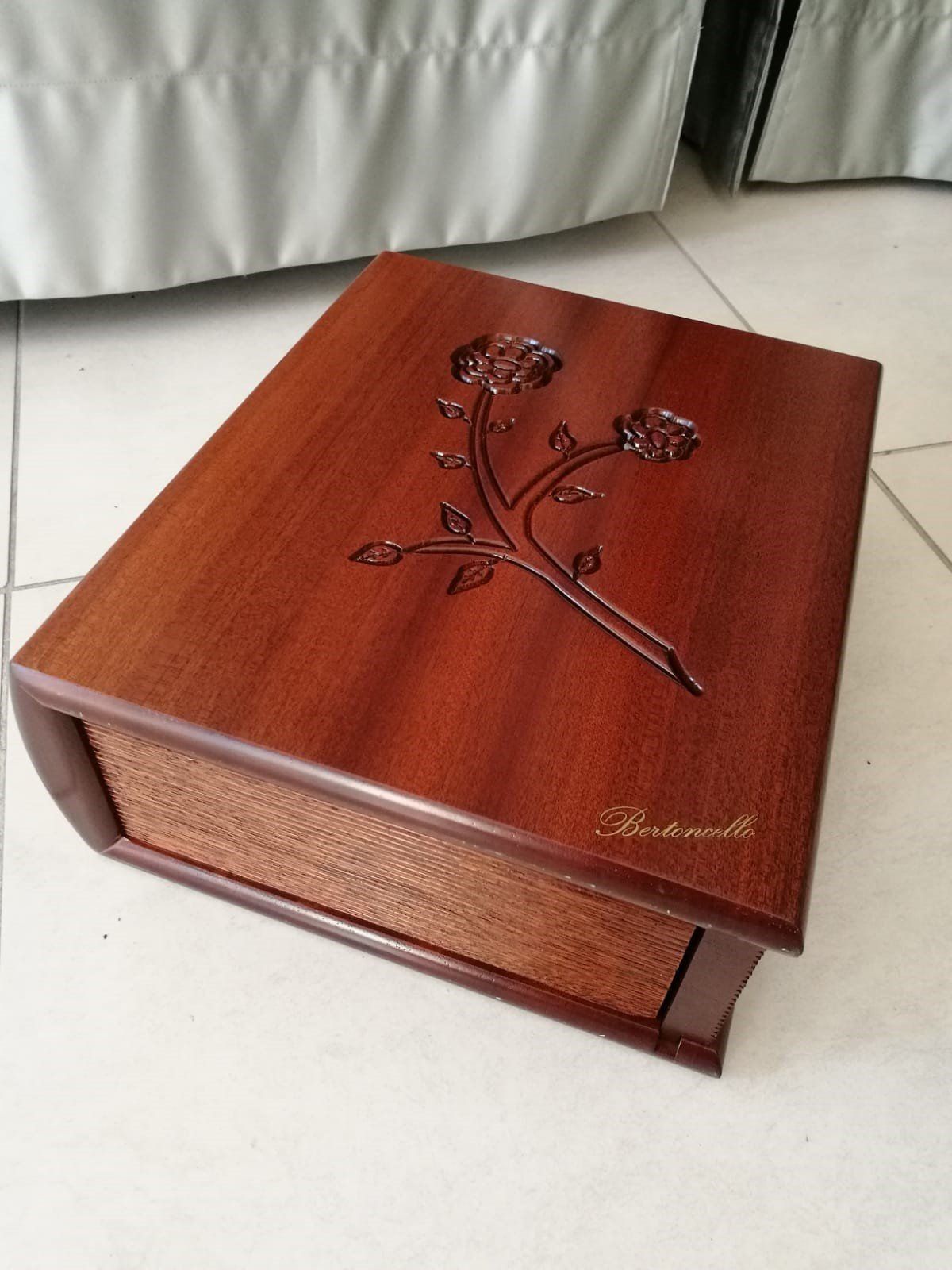 Scatola di legno, disegno di una rosa 