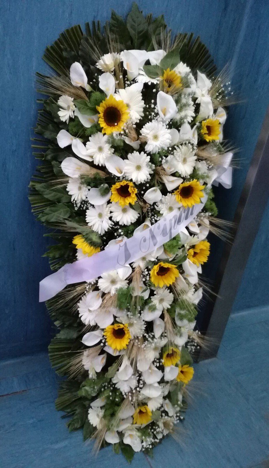 Composizione funebre con calle bianche