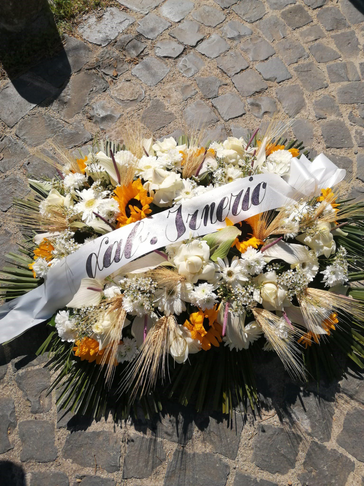 Corona floreale con fiori bianchI