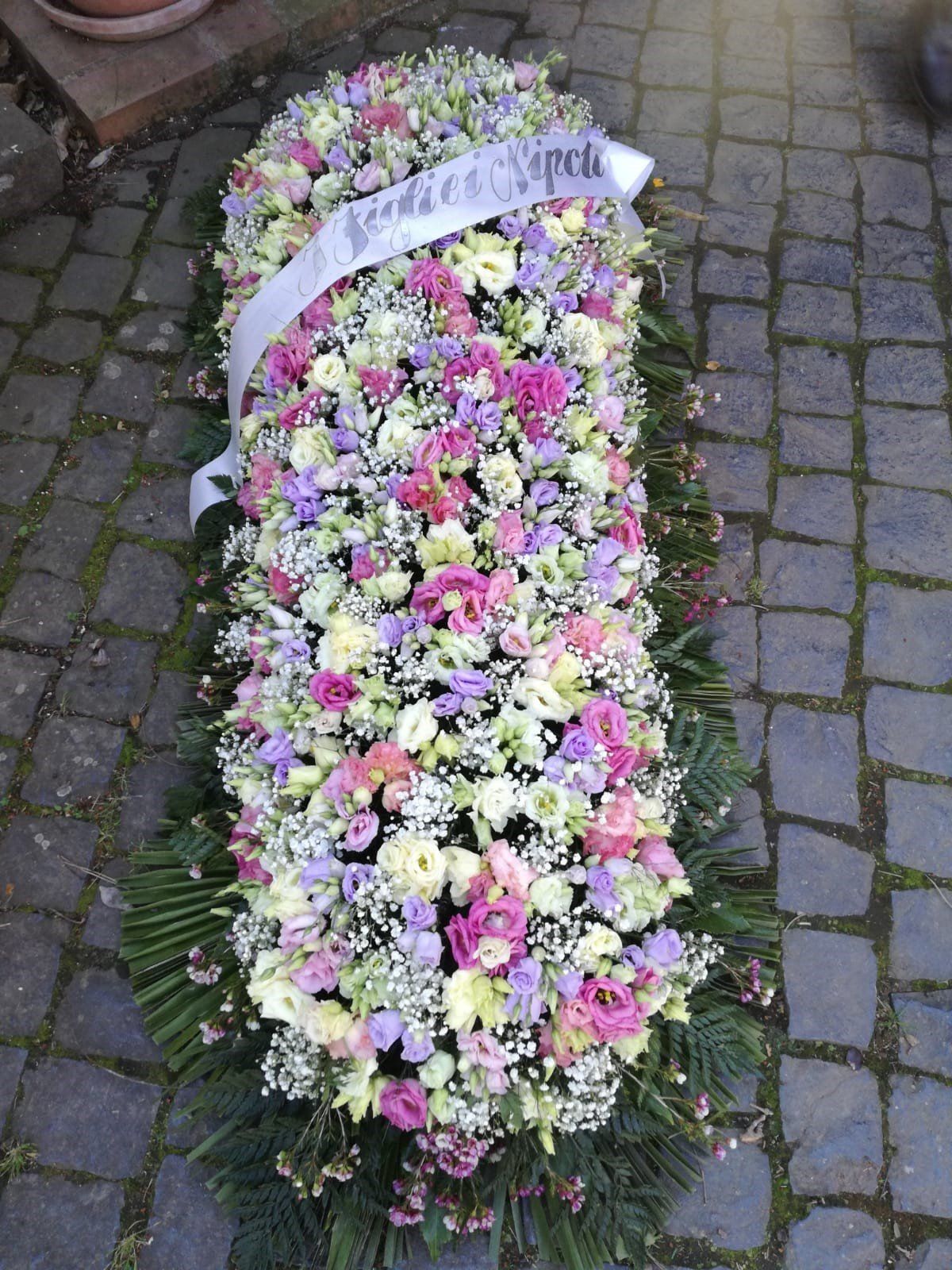 Decorazione floreale per bara con fiori rosa