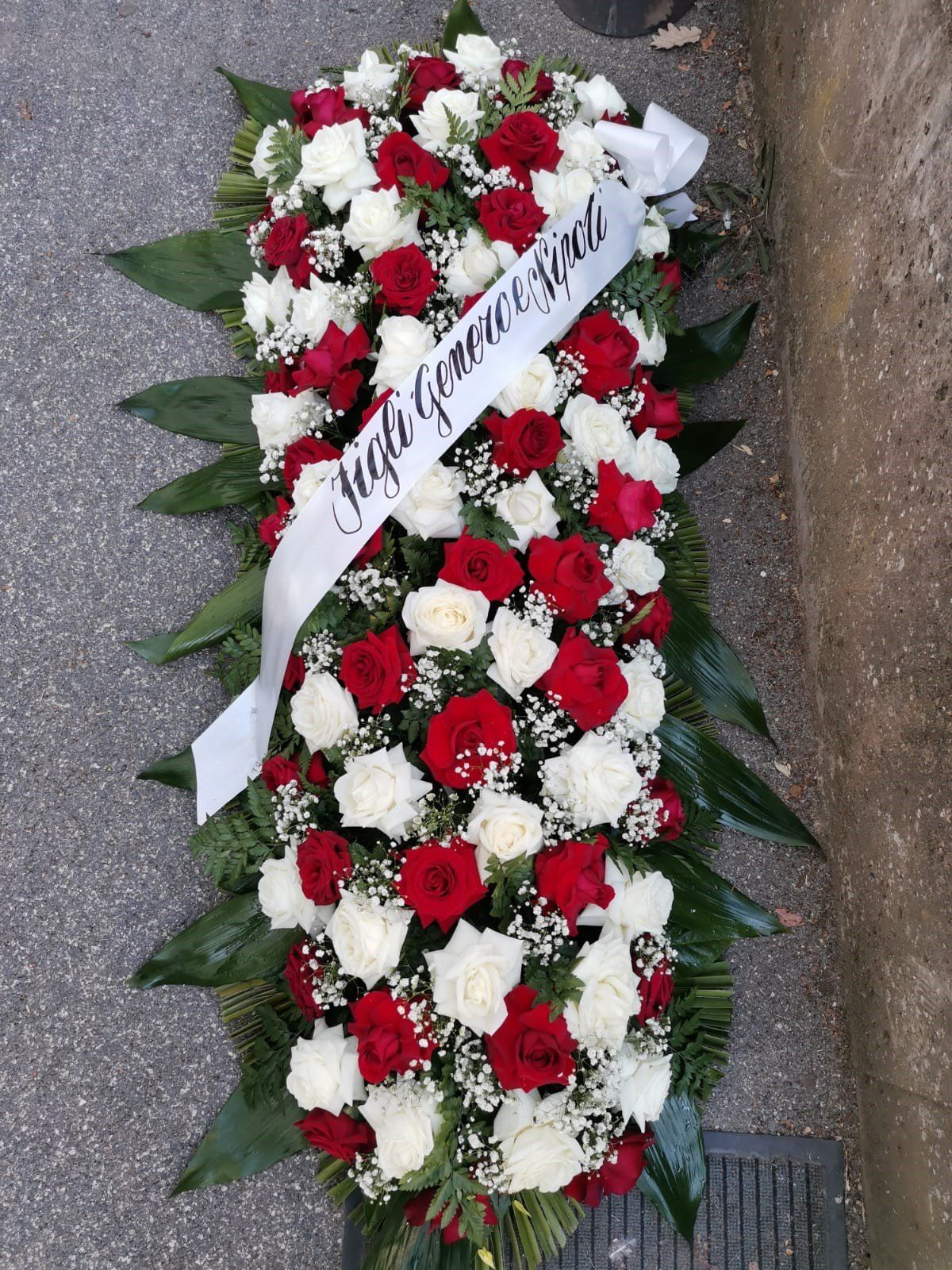 Composizione funebre di rose rosse