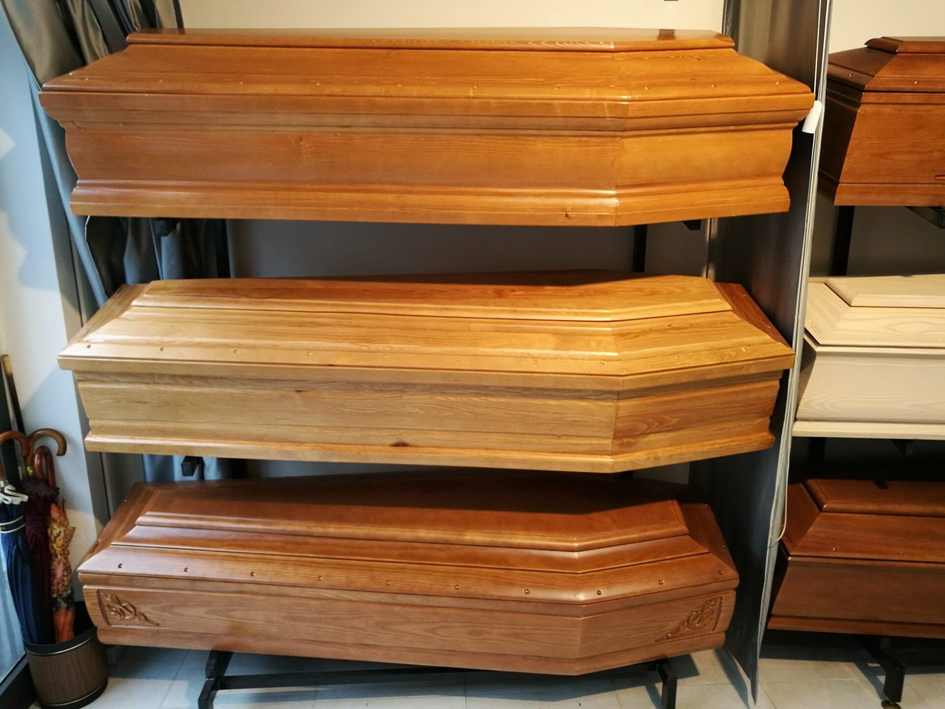 Tre bare di legno sugli scaffali espositivi.