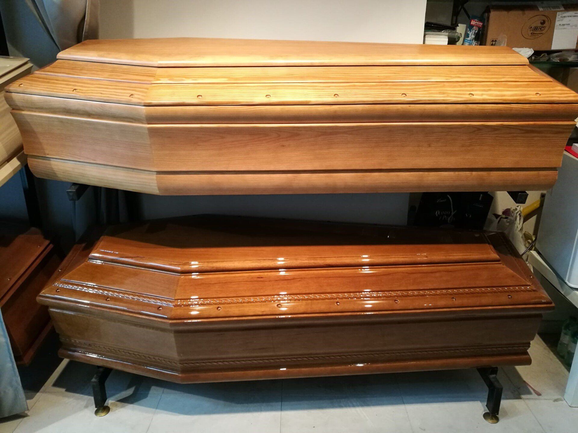 Sono esposte due bare di legno, una sopra l'altra.