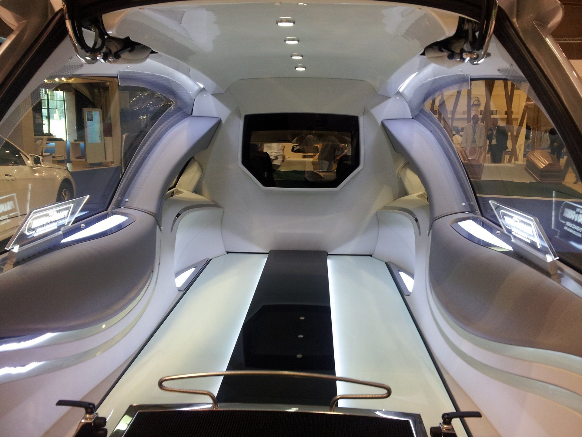 Interno di un carro funebre futuristico