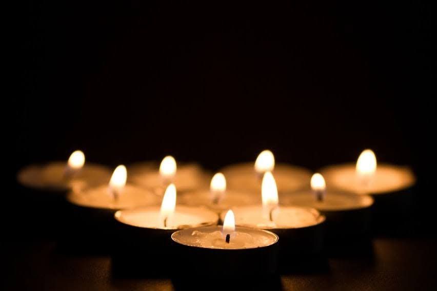 Candele tealight accese