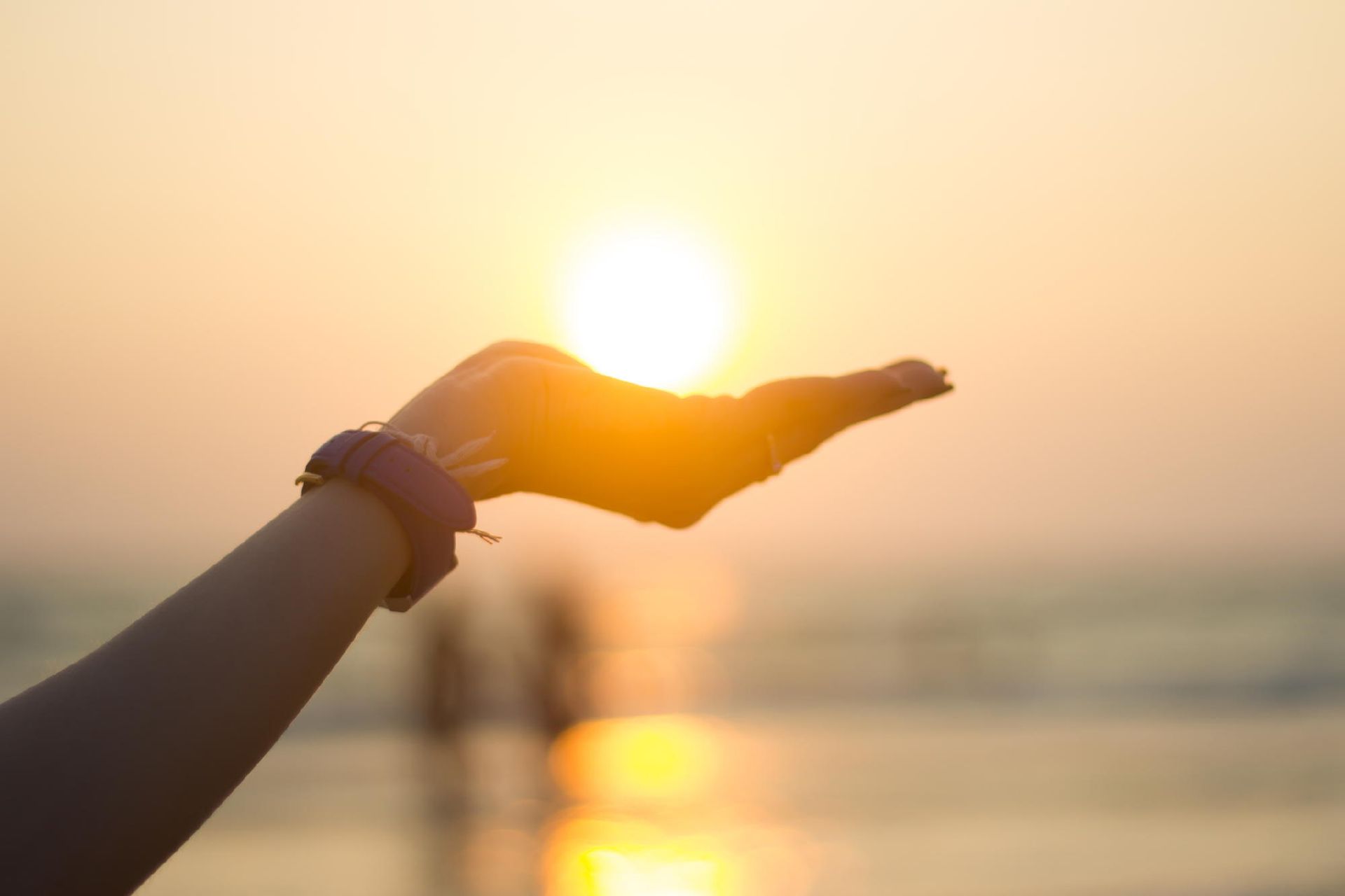 Mano rivolta verso il sole