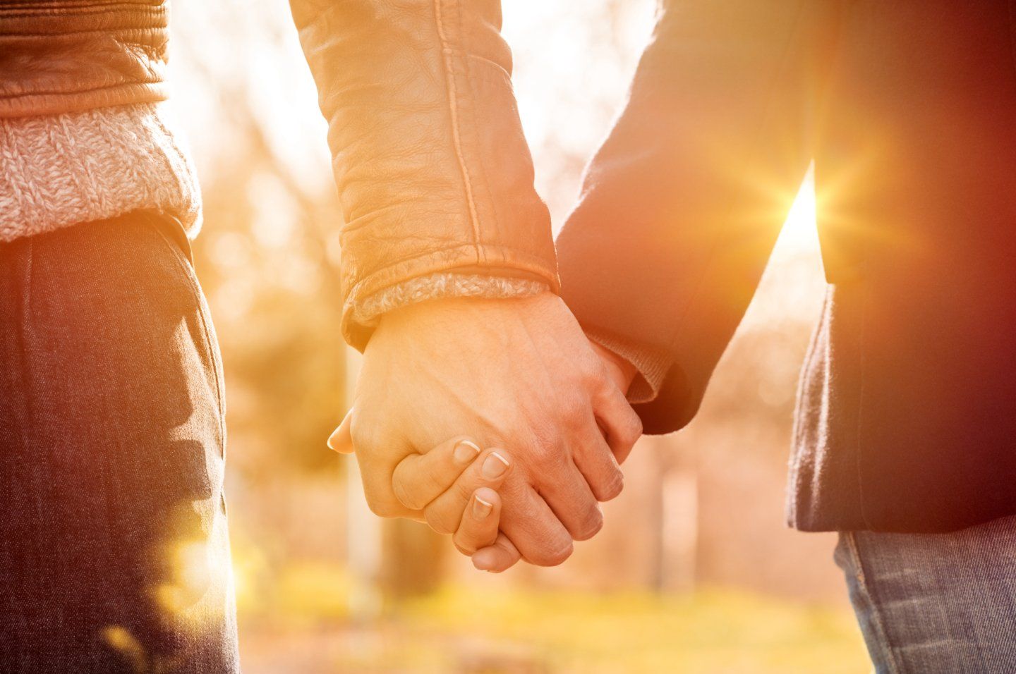 Due persone che si tengono per mano