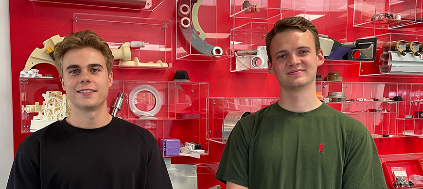 Simon Poulsen og Jens Christian Hald er praktikanter hos Kirkohlm Makiningeiører i efteråret 2023. De løser maskinteknik på Navitas i Århus og er i gang med deres 5. semester.