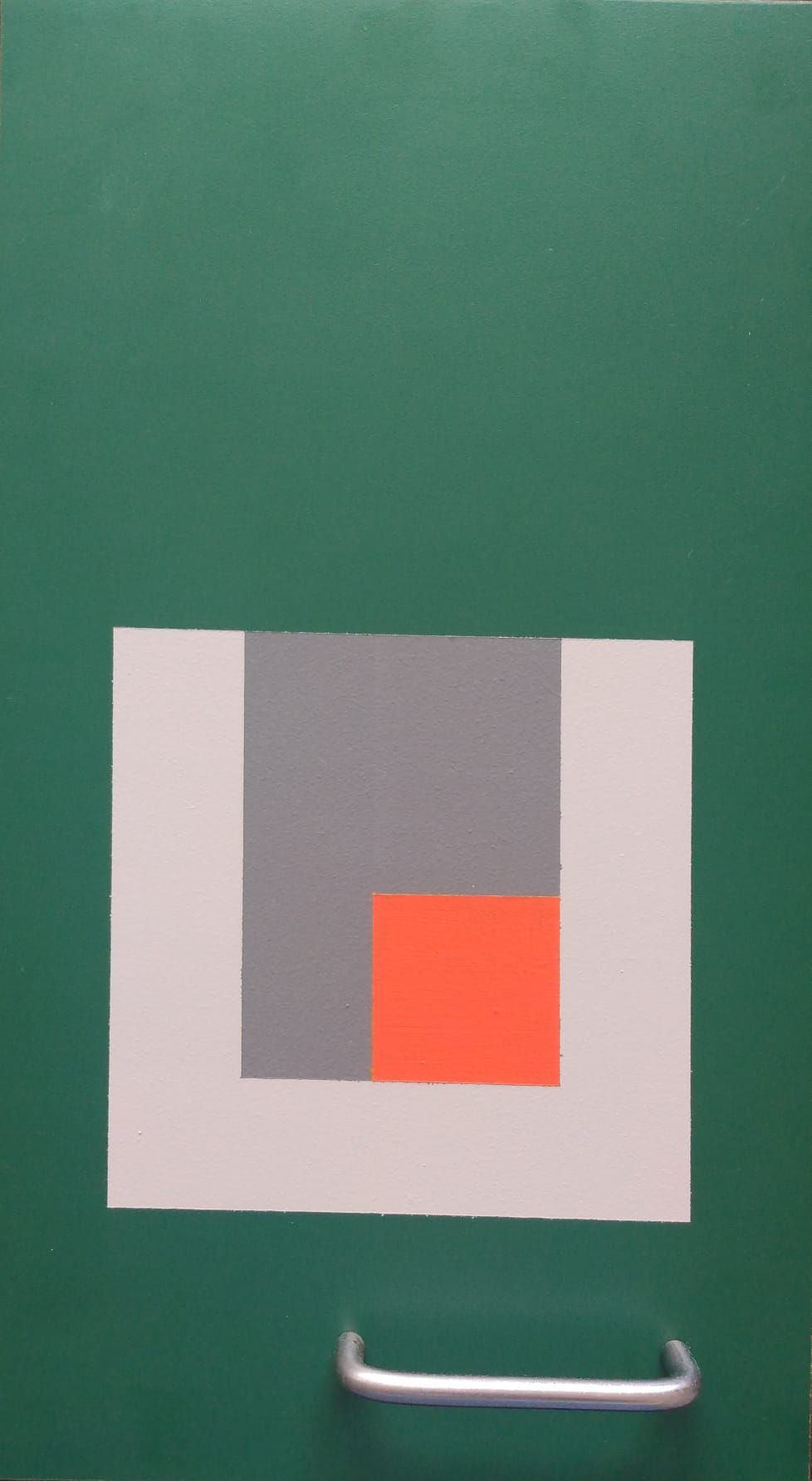 A piece of paper with a gray and orange square on it