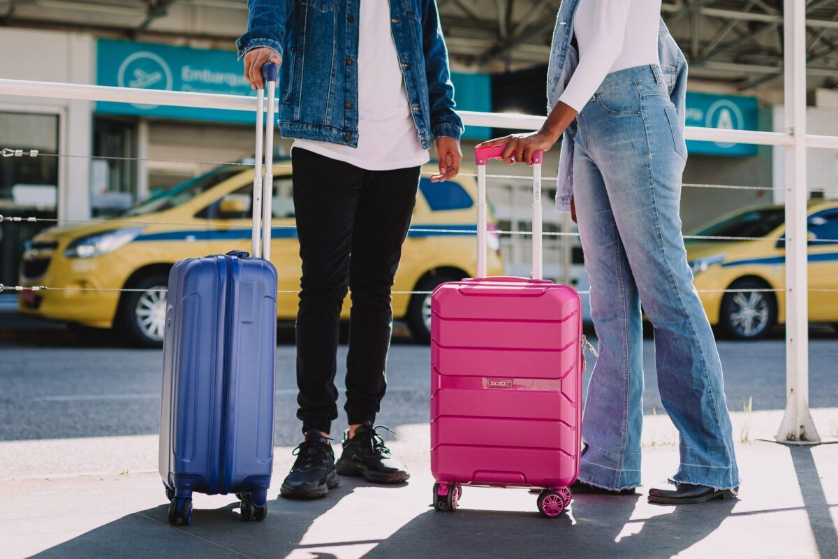 Bagagem de mão organizada conforme as regras das companhias aéreas.