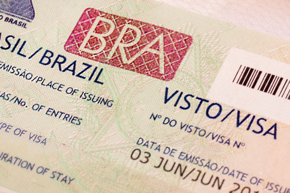 Passaporte estrangeiro com visto brasileiro.