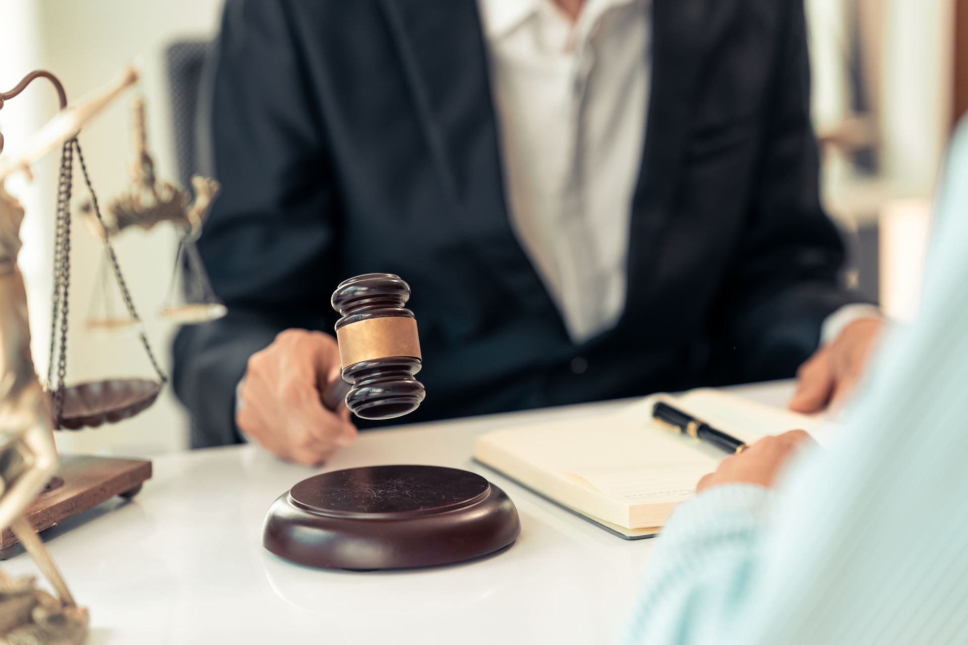 A notary or notary works with contract documents.