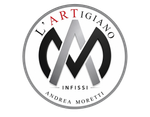 Logo circolare nero, grigio e rosso con la scritta “L'ARTIGIANO INFISSI ANDREA MORETTI” e le iniziali “AM” stilizzate.