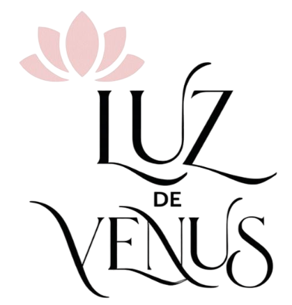 Logotipo: “Luz de Venus” en letra elegante, con una flor de loto rosa encima.