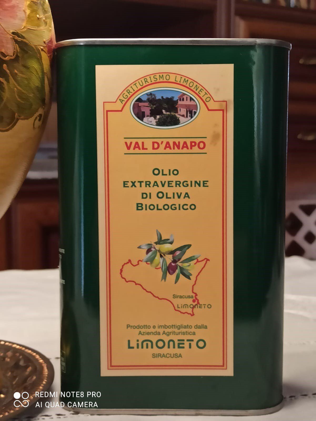 Lattina verde di olio extravergine di oliva Val D'Anapo. L'etichetta mostra l'illustrazione di olive, una mappa della Sicilia e testo in italiano.