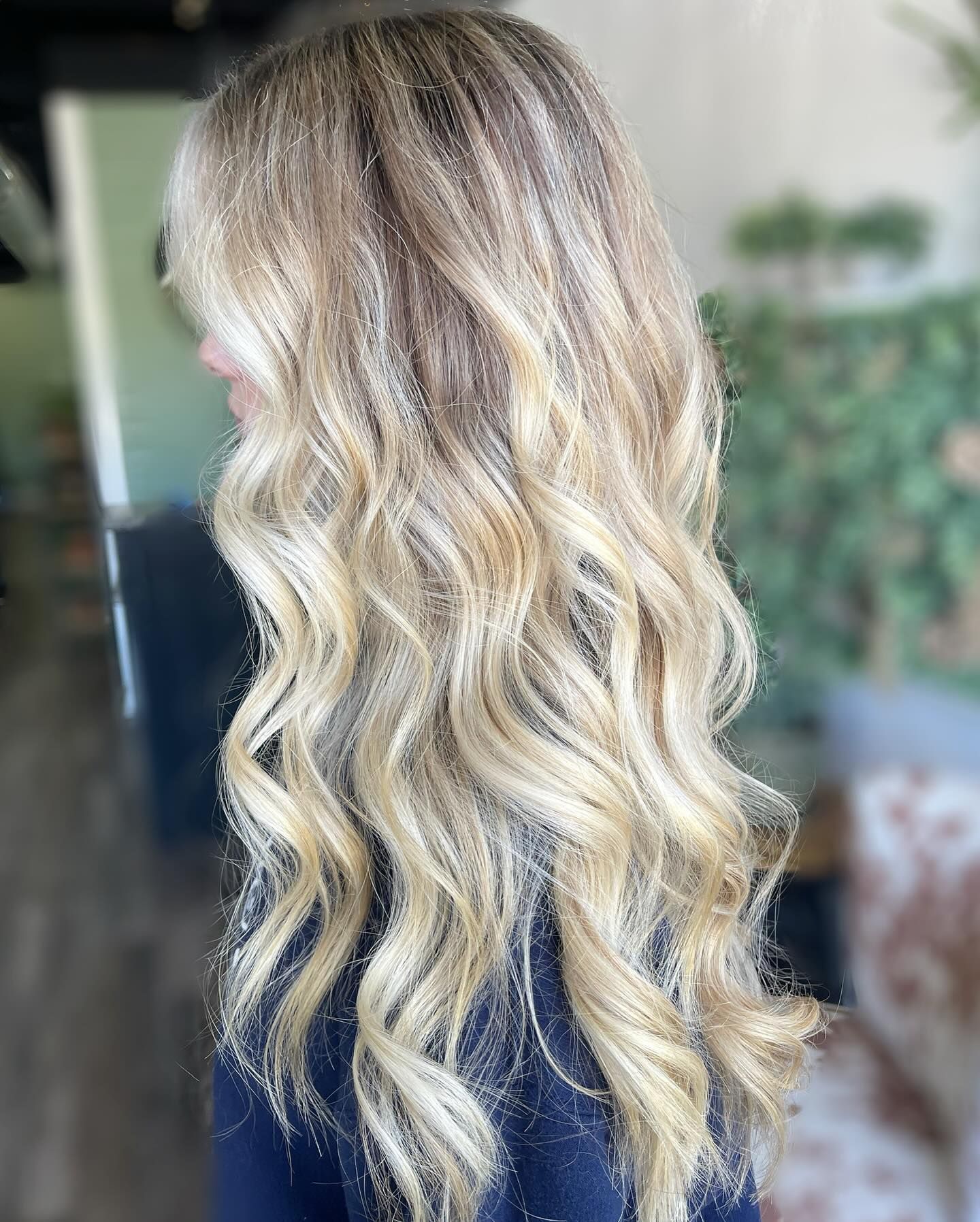 Long, wavy blonde hair with highlights.