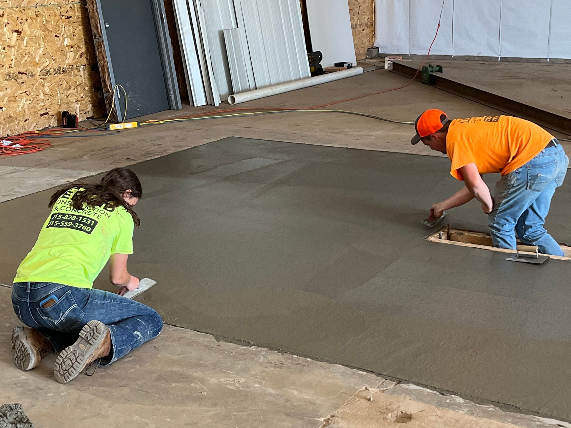 Picture of the team of Leland construction doing concrete flatwork.