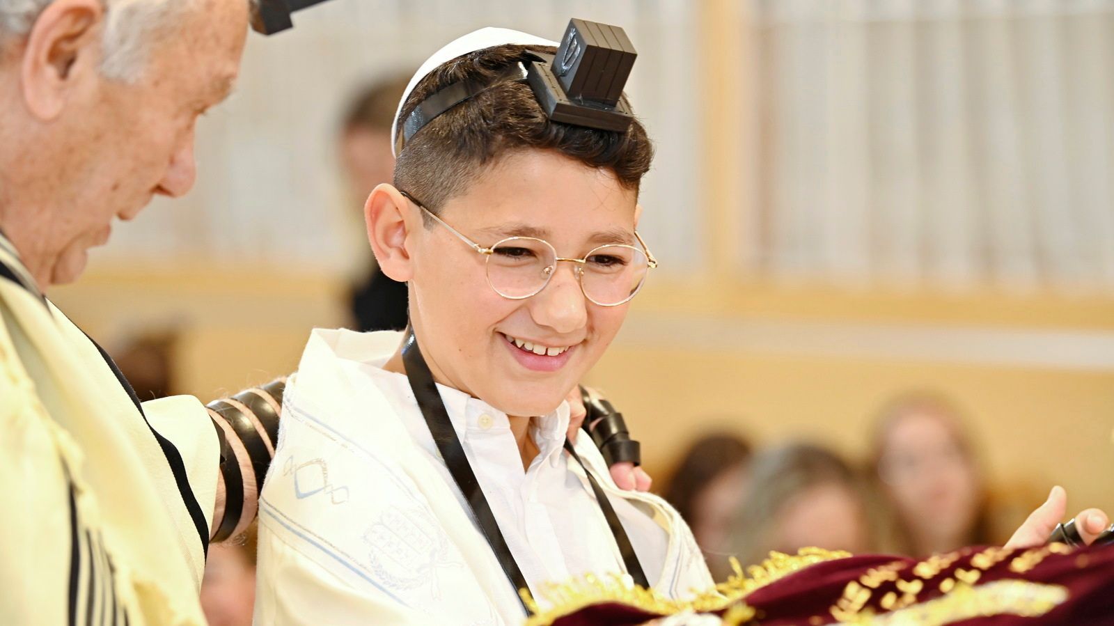 צילום עליה לתורה - הנער עם תפילין וטלית