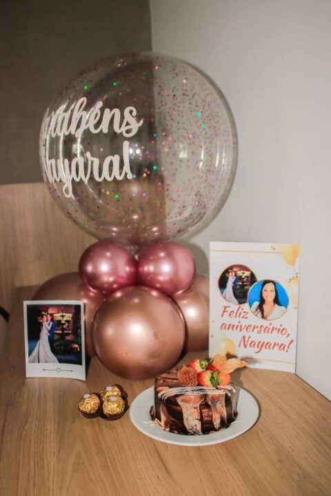 Decoração de aniversário: bolo, balões, placa, foto; ouro rosa, marrom, comemorativo.