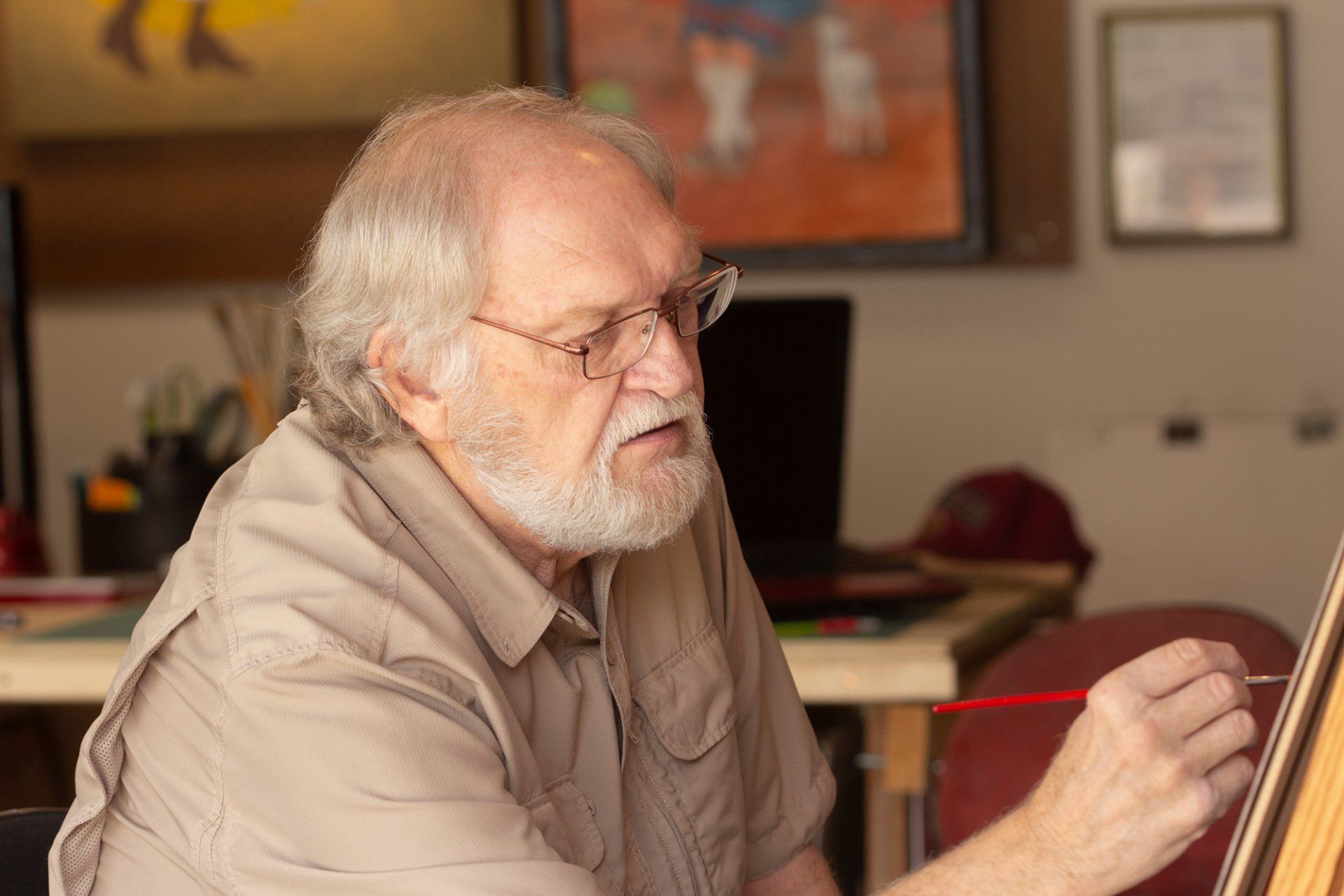 Mel Ratliff painting on an easel