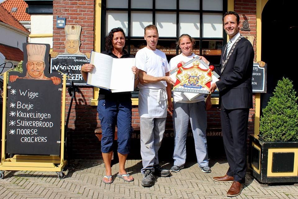 Uitreiking Hofleverancier van de burgermeester van Harderwijk bij de Ouderwetse Bakkerij in Harderwijk