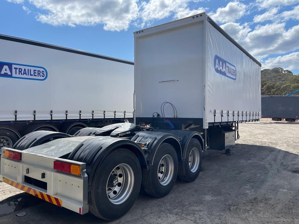 tautliner A trailer straight deck from front