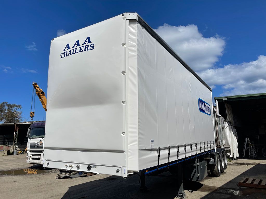 tautliner A trailer straight deck 2