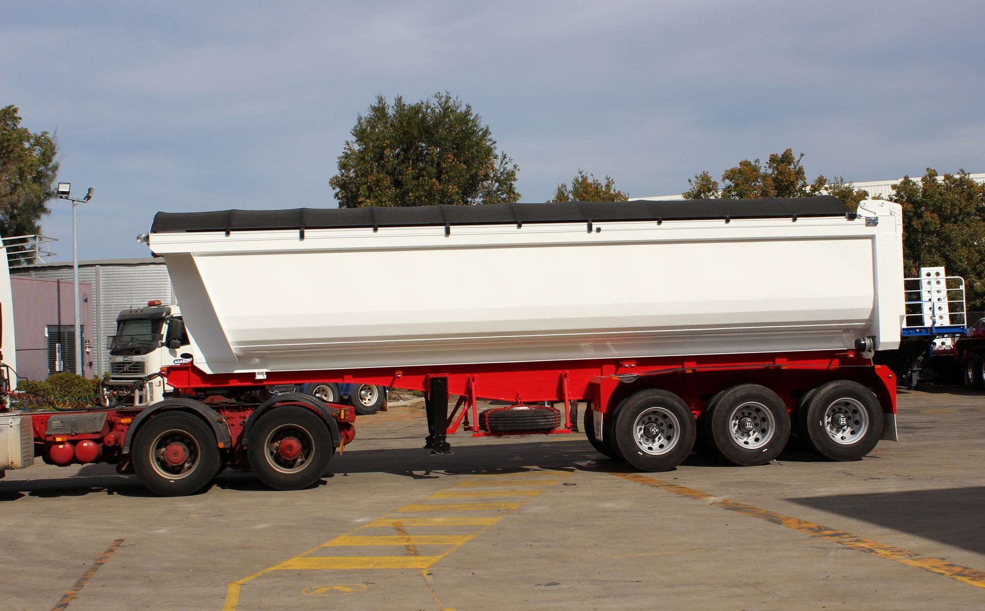 rock (end) tipper side and its wheels