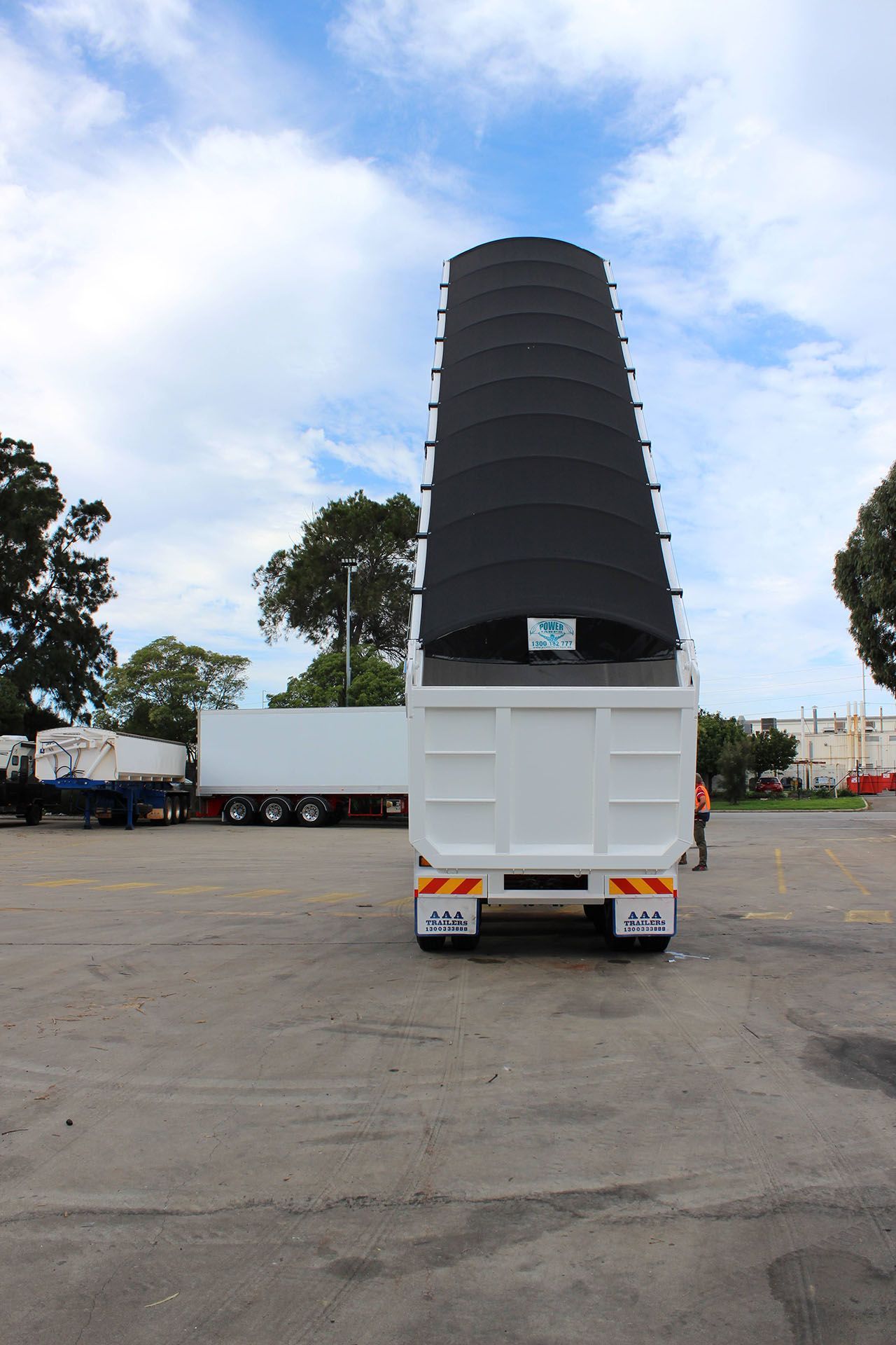 rock (end) tipper truck closed top