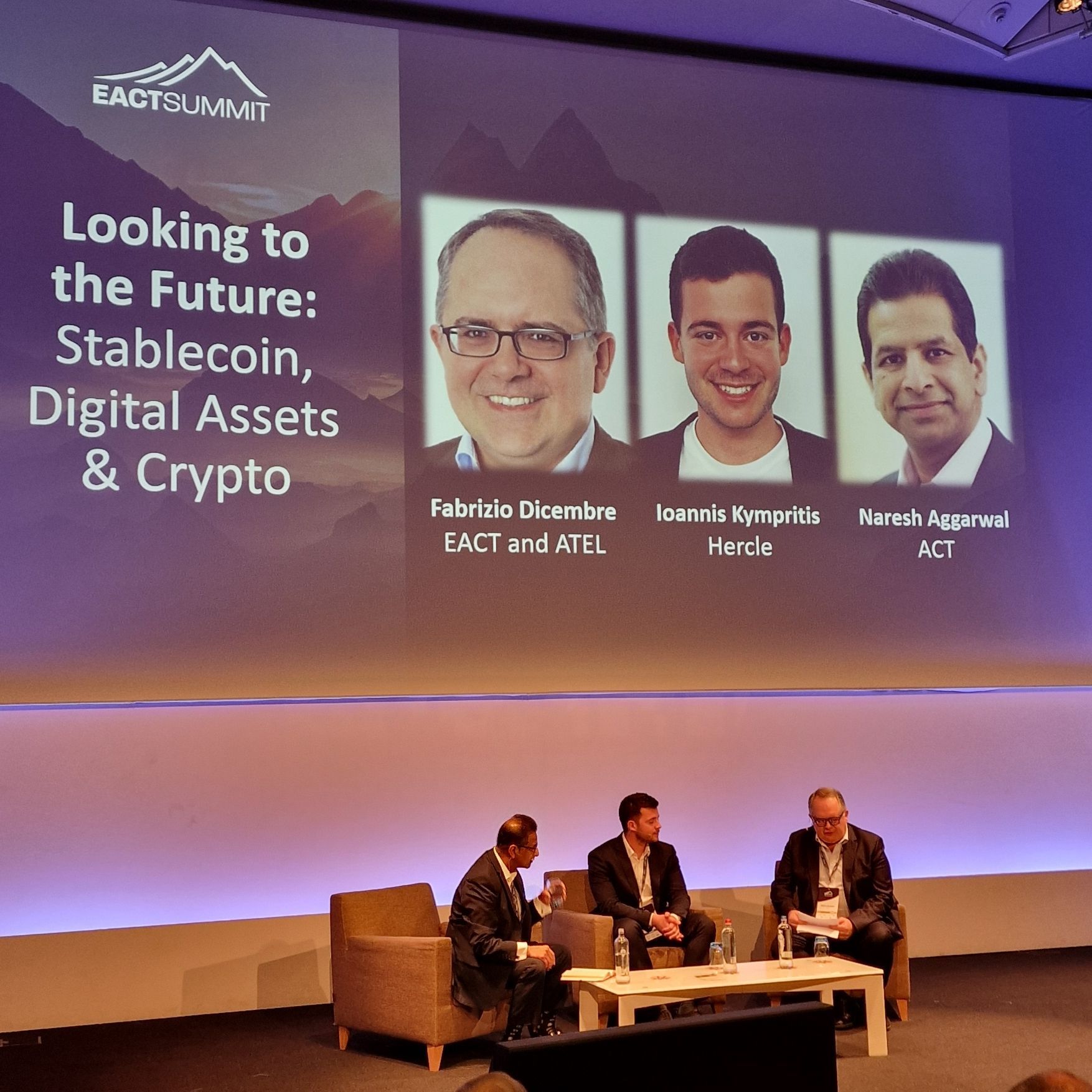 Table ronde sur les stablecoins, les actifs numériques et les cryptomonnaies avec trois intervenants sur scène