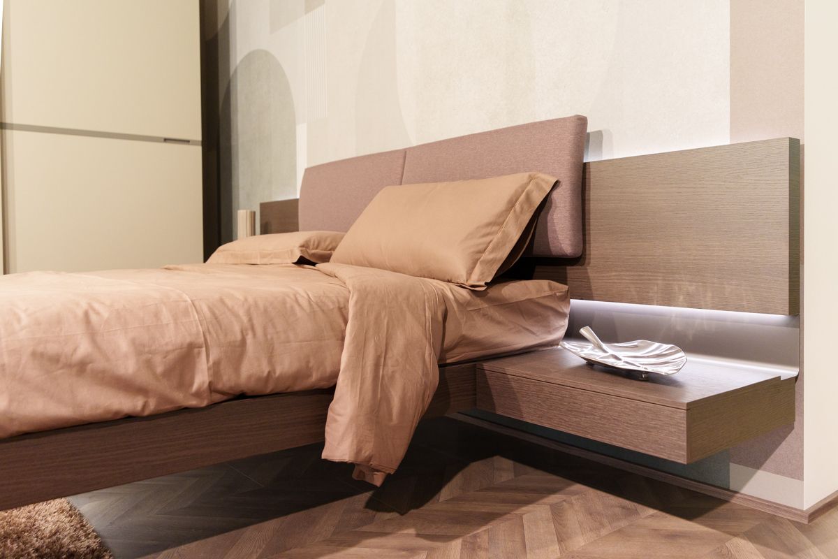 letto matrimoniale con finestre alle spalle