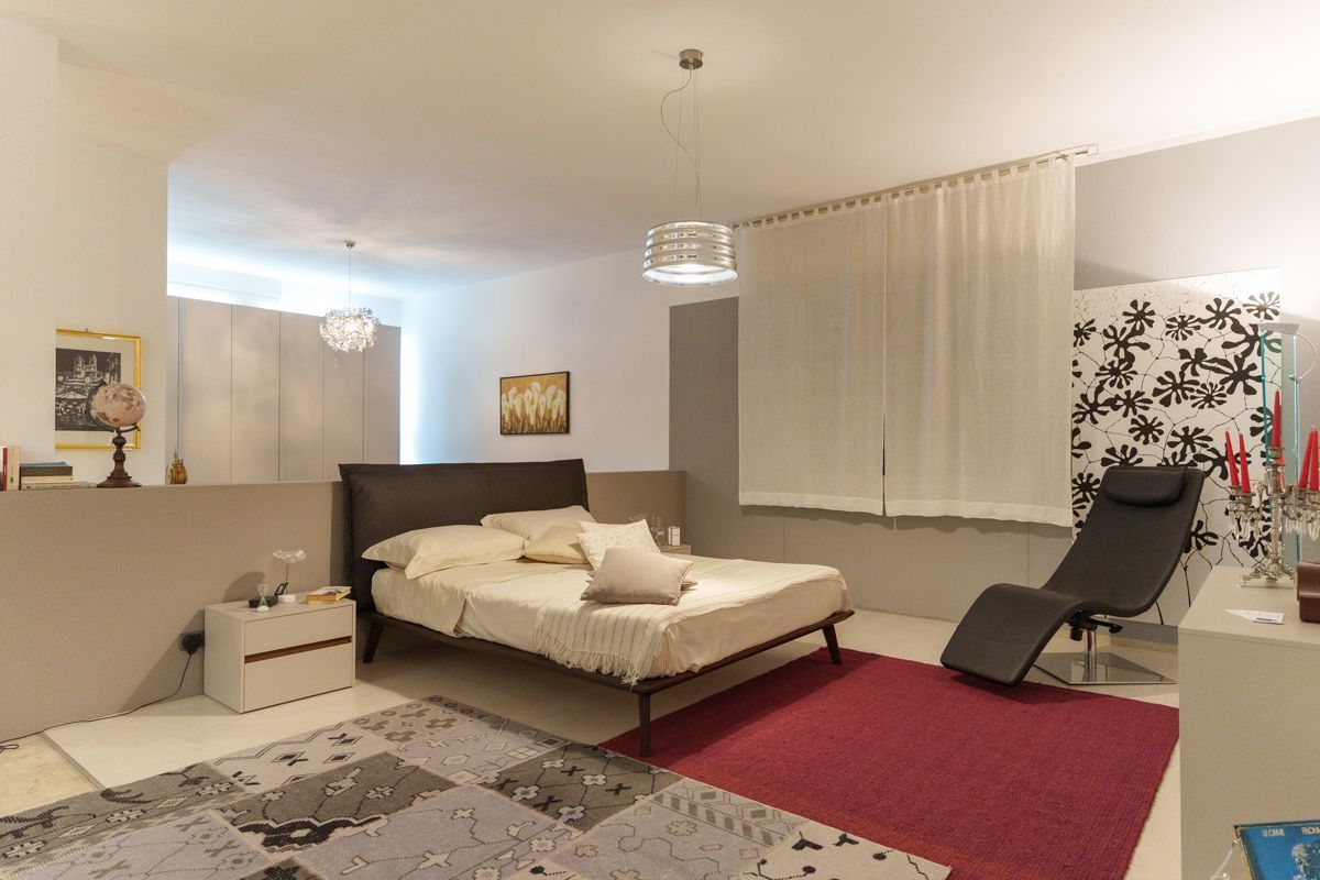 Camera da letto con libreria in testata