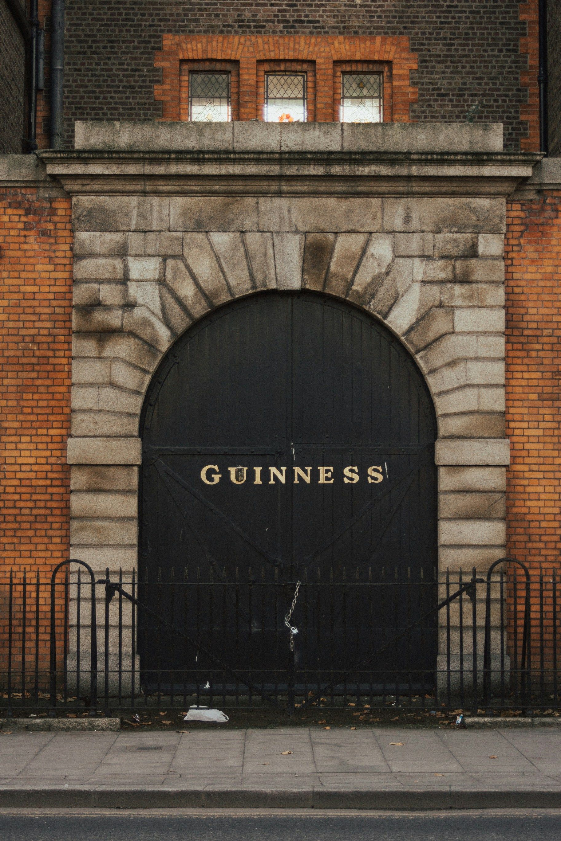 En svart dør med ordet guinness på