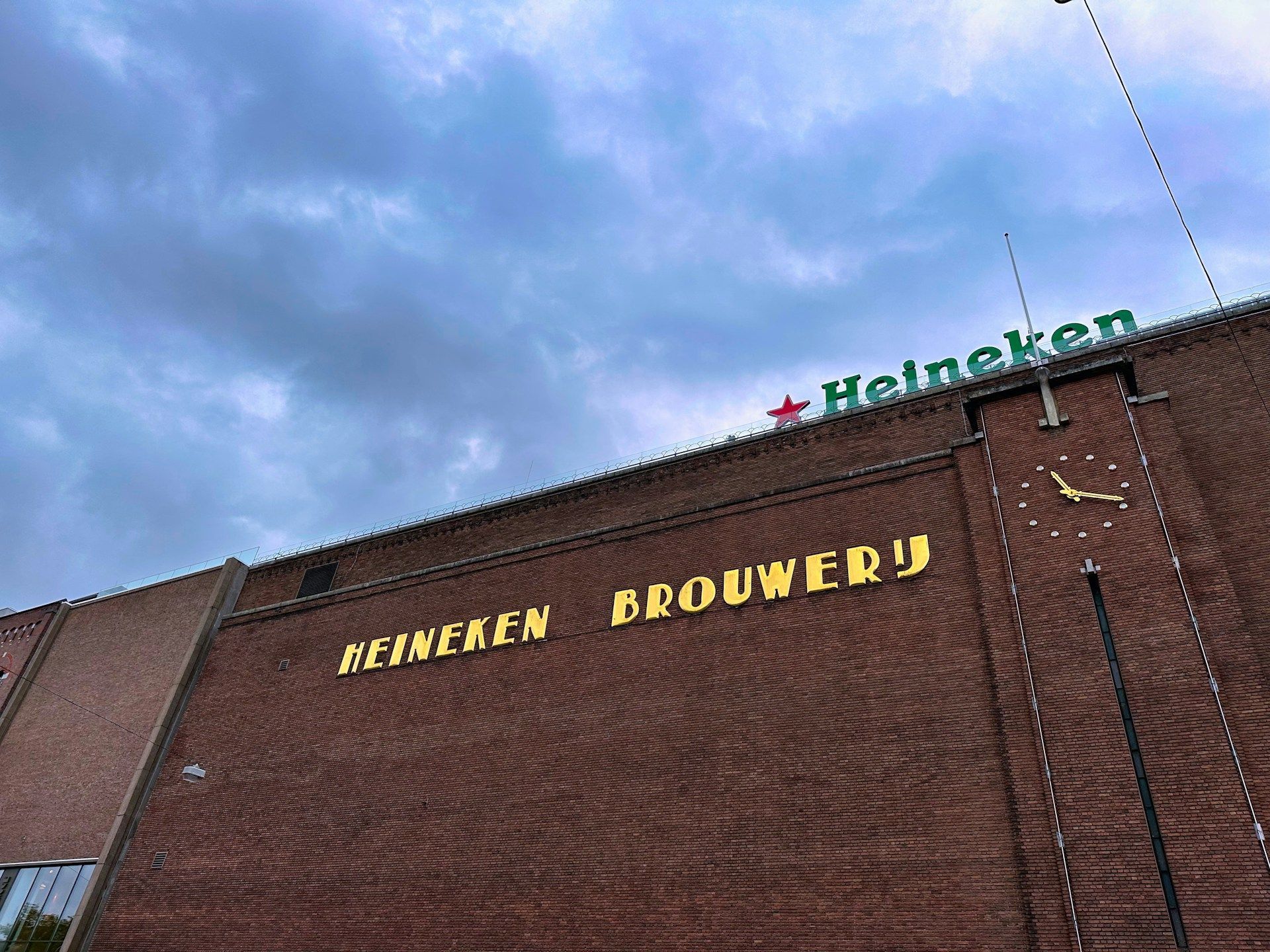 En murbygning med ordet heineken på