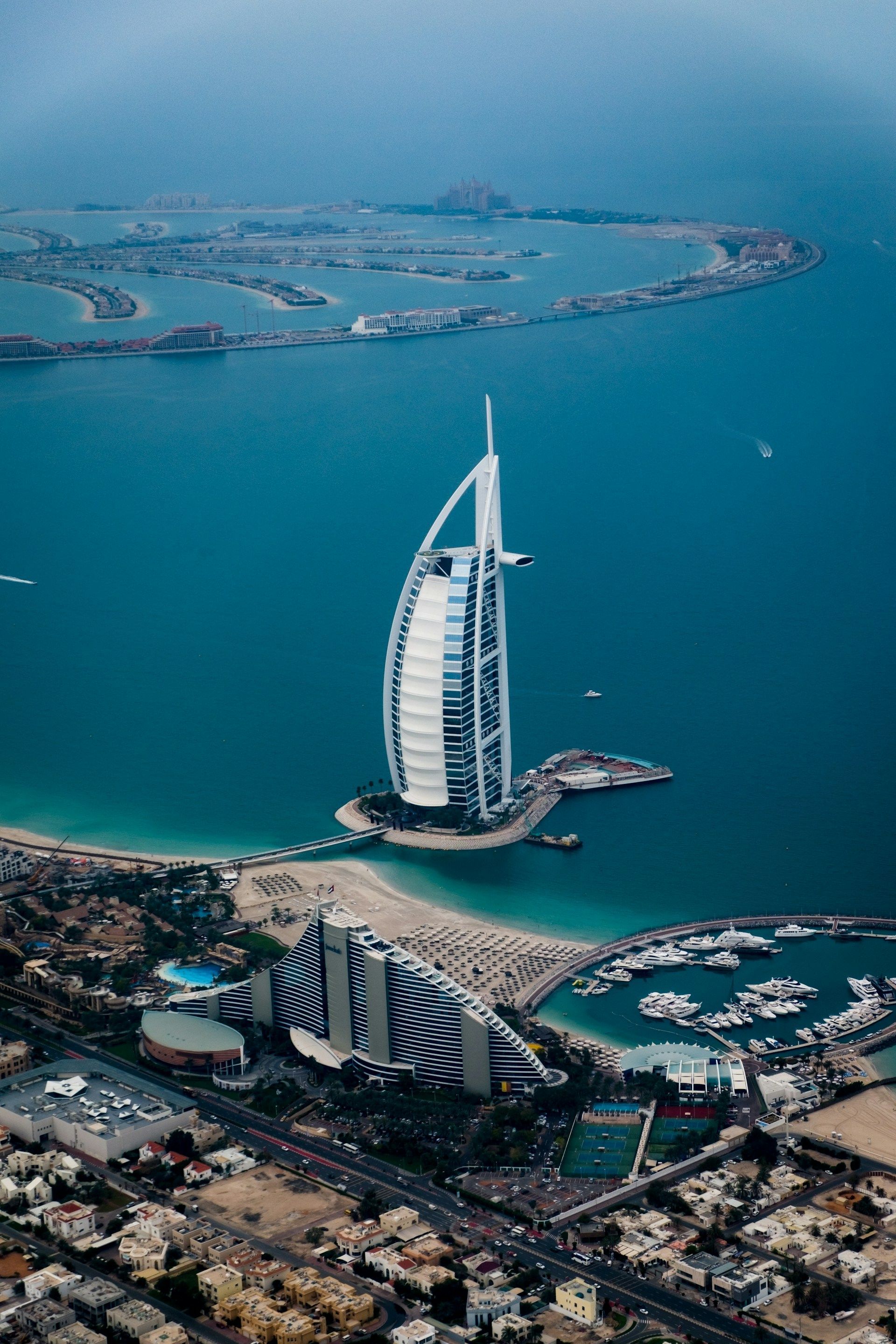 En luftfoto av en burj khalifa midt i havet.