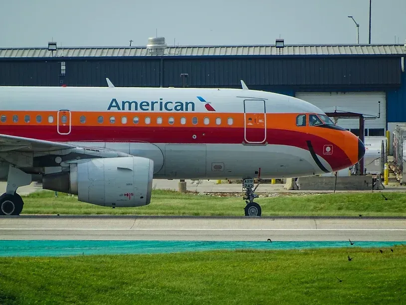 Et amerikansk flyselskap er parkert på rullebanen.