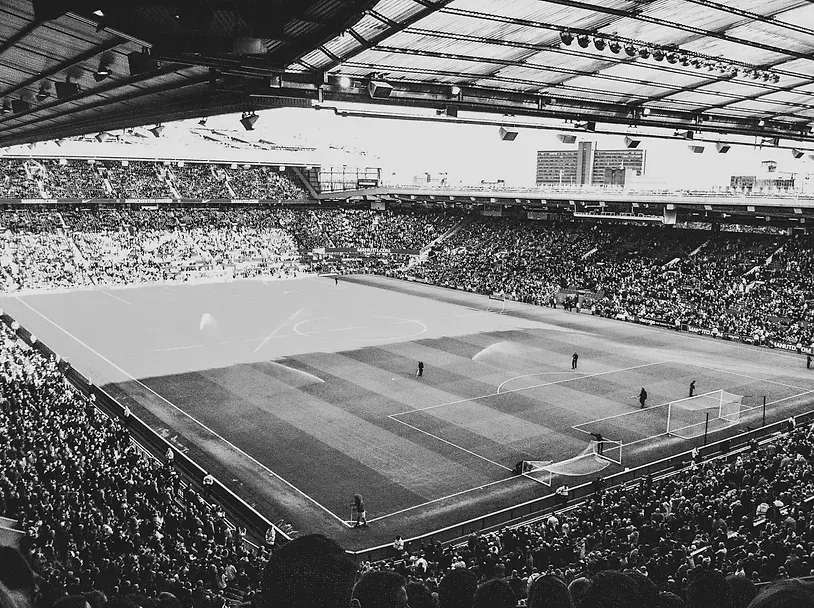 Et svart-hvitt-bilde av en fotballstadion