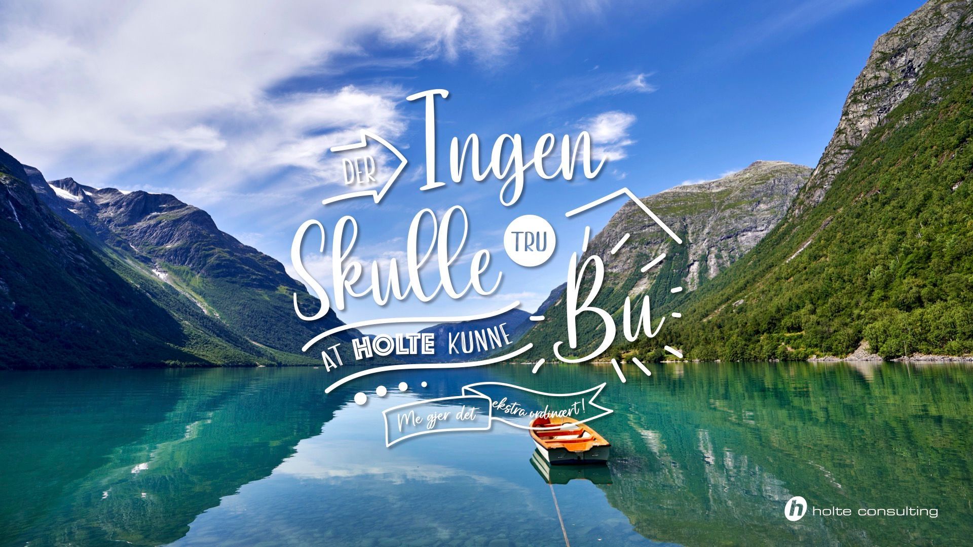 En båt flyter på en innsjø med fjell i bakgrunnen.