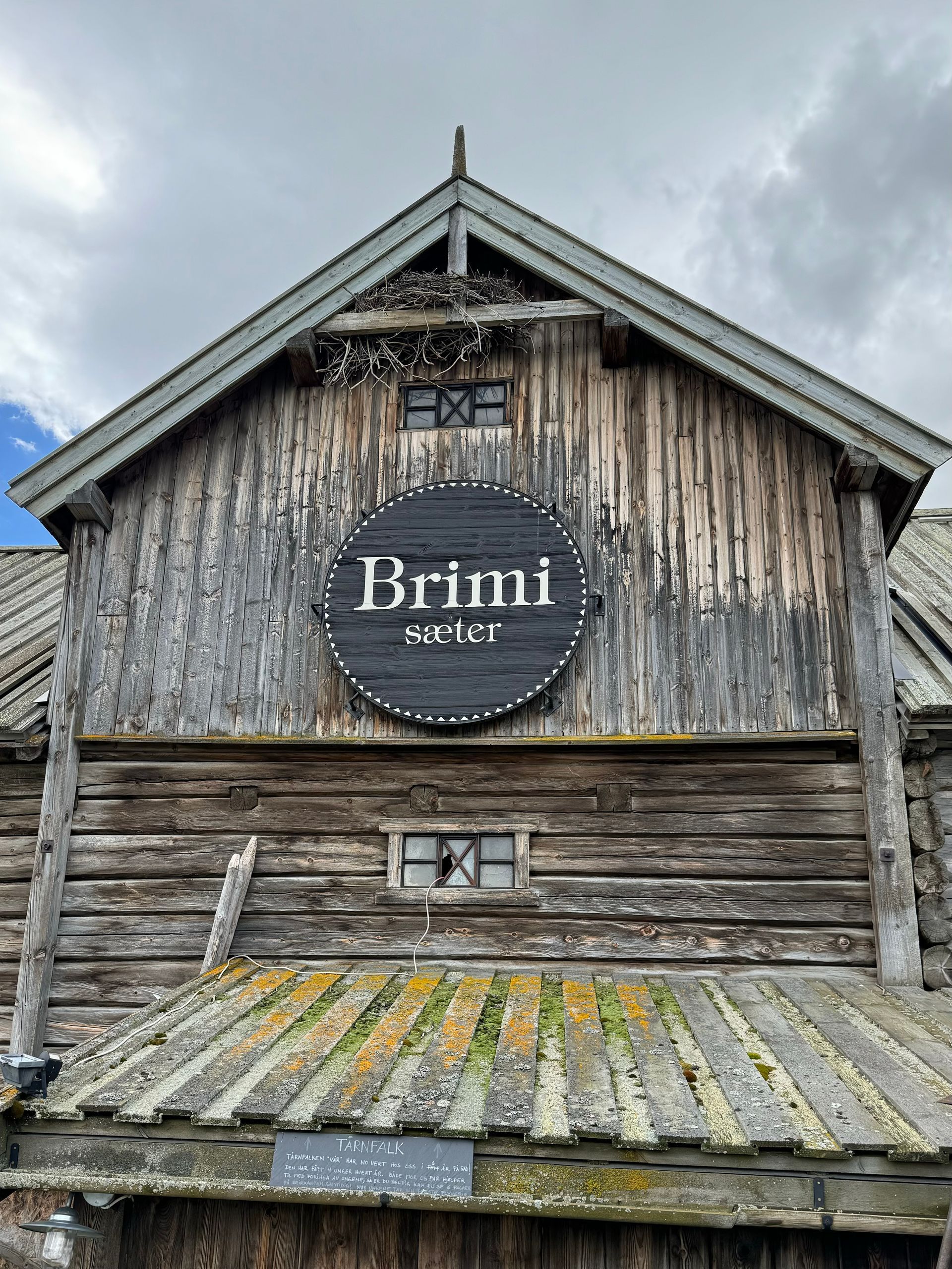 En trebygning med et skilt som sier brimi på.