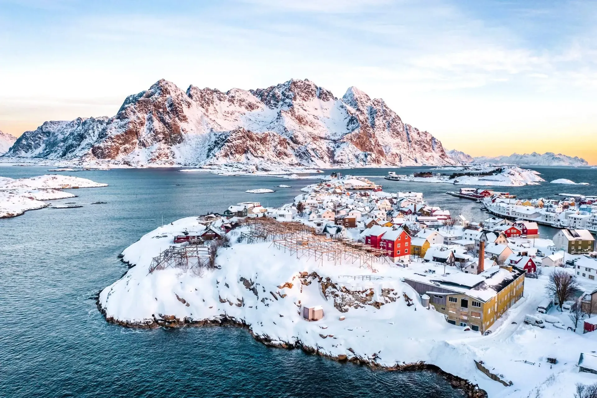 En luftfoto av en snødekt øy midt i havet.