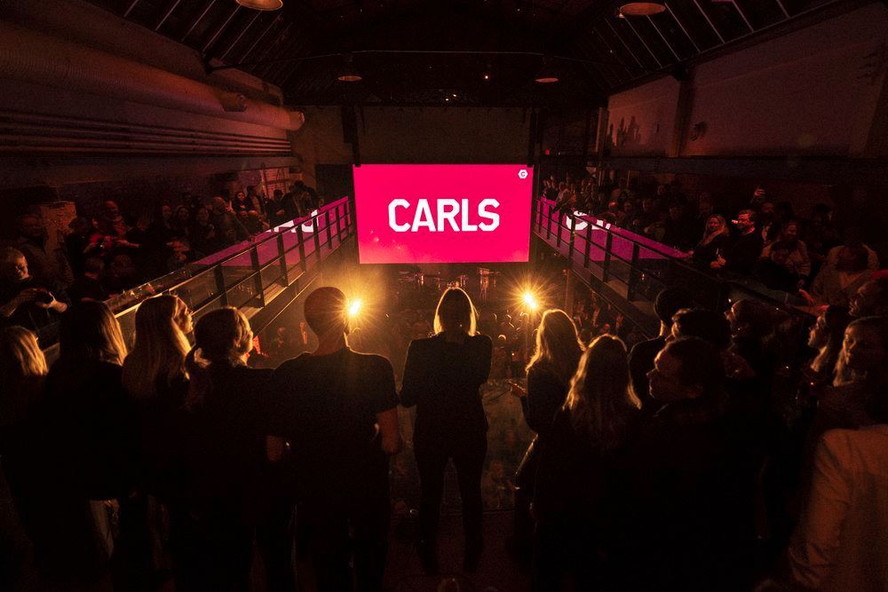 En stor gruppe mennesker på Carls event