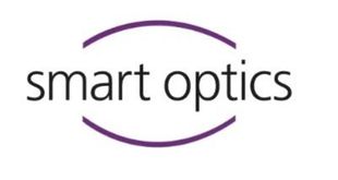 Logo Smart Optics con testo nero e una linea curva viola sopra e sotto il nome.