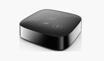 Altoparlante intelligente compatto nero con comandi touch sulla parte superiore, mostrato su sfondo bianco.
