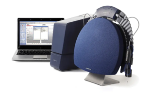 Computer portatile collegato a uno scanner portatile blu con cuffie collegate.