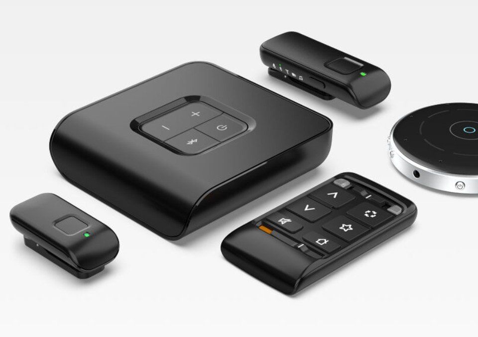 Quattro telecomandi wireless per presentazioni, neri e argento, su sfondo bianco.