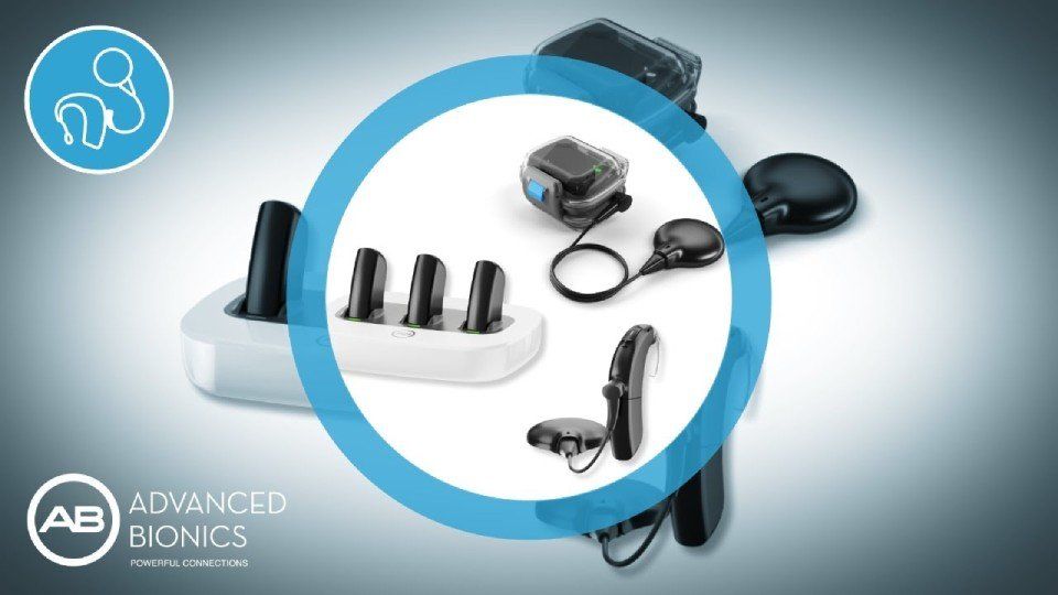 Accessori per apparecchi acustici disposti all'interno di un cerchio blu su sfondo grigio con il logo Advanced Bionics.