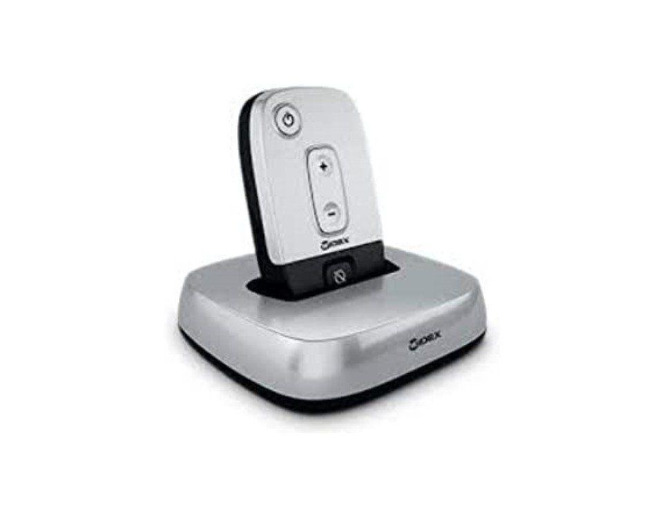 Base di ricarica wireless argentata con il telefono in posizione verticale sopra.