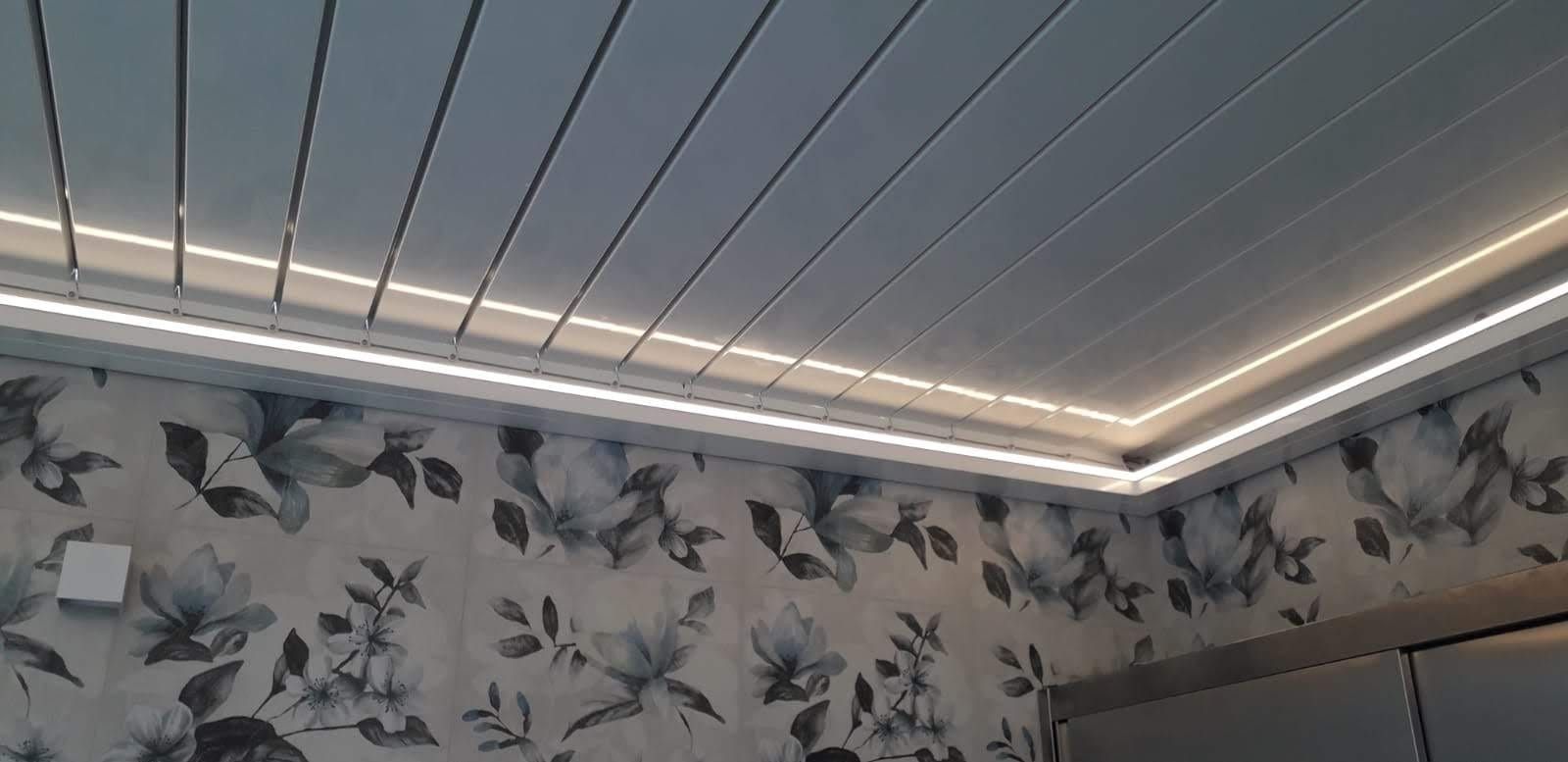 Una stanza con un soffitto sul quale è posizionata una luce.